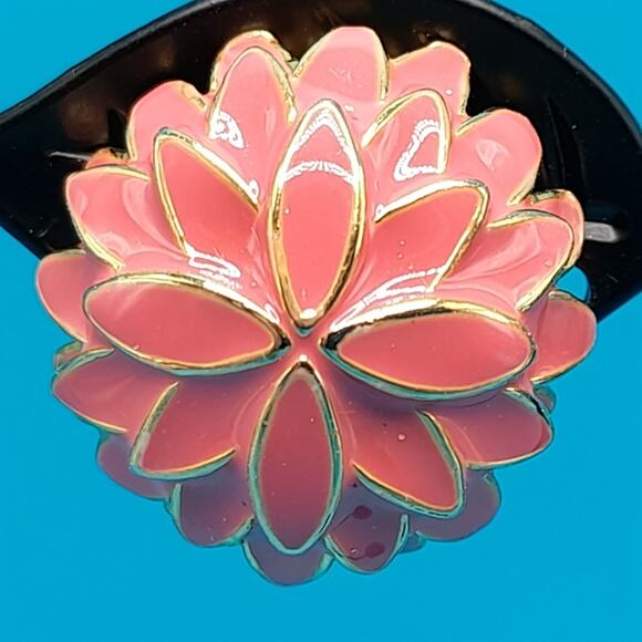 Vintage Pink Enamel Flower Clip Earrings, Gold Tone, Vintage Jewelry - Picture 2 of 9